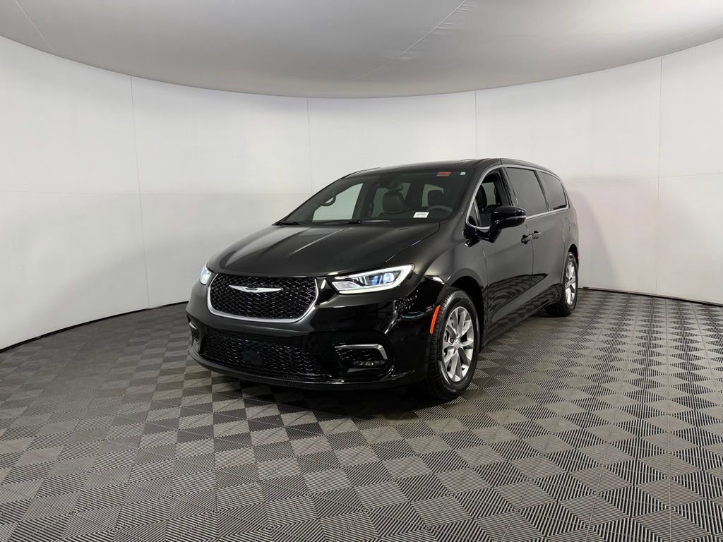 Certified 2026 Chrysler Pacifica Limited FWD image 9