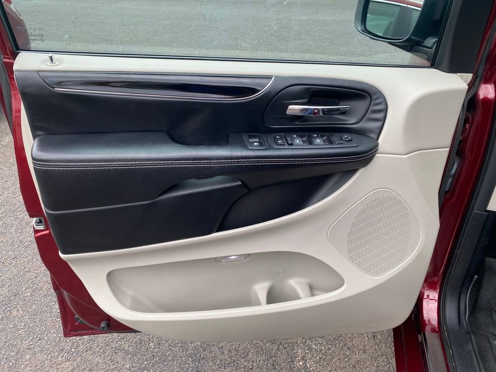 Used 2019 Dodge Grand Caravan SXT w/ Mopar Premium Addition Group image 13