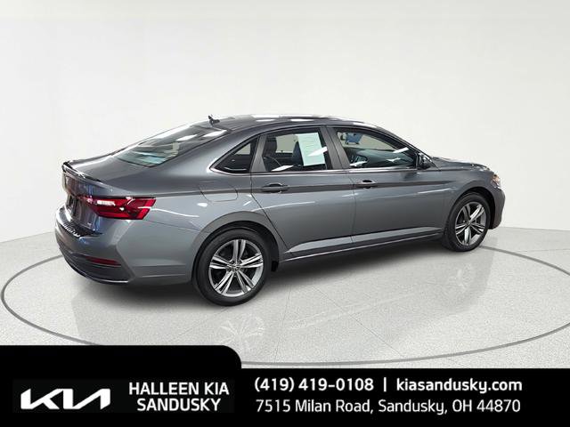 Used 2023 Volkswagen Jetta SE image 6