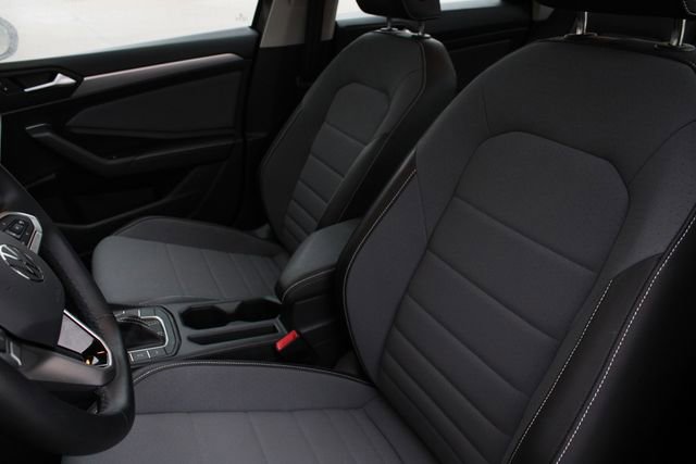 Used 2025 Volkswagen Jetta SE w/ Sunroof Package image 6