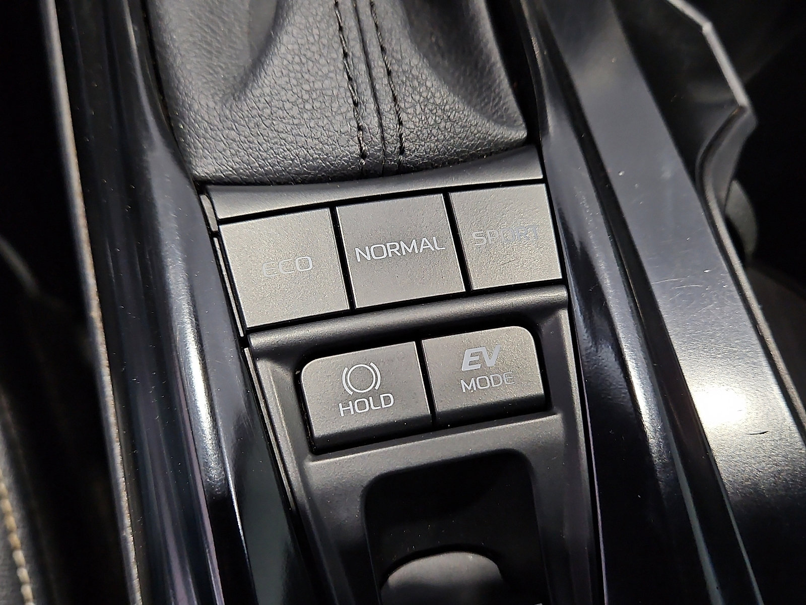 Used 2025 Toyota Camry SE w/ Convenience Package FWD image 15