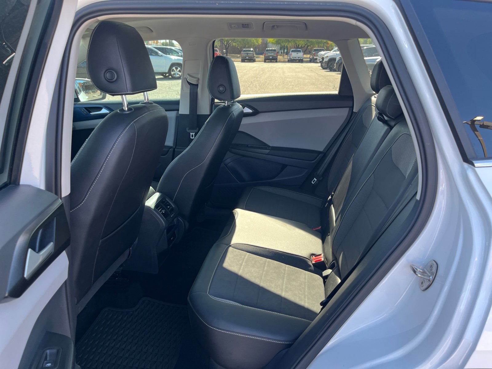 Used 2023 Volkswagen Taos SE w/ Panoramic Sunroof Package FWD image 17