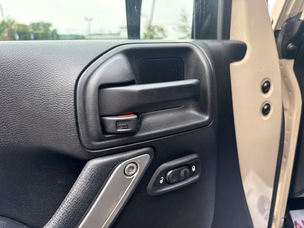 Used 2016 Jeep Wrangler Unlimited Sahara w/ Connectivity Group AWD/4WD image 8