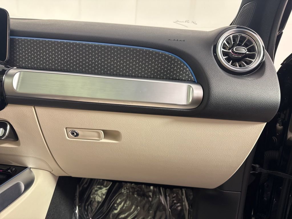 Used 2025 Mercedes-Benz EQB 300 4MATIC w/ Driver Assistance Package image 10