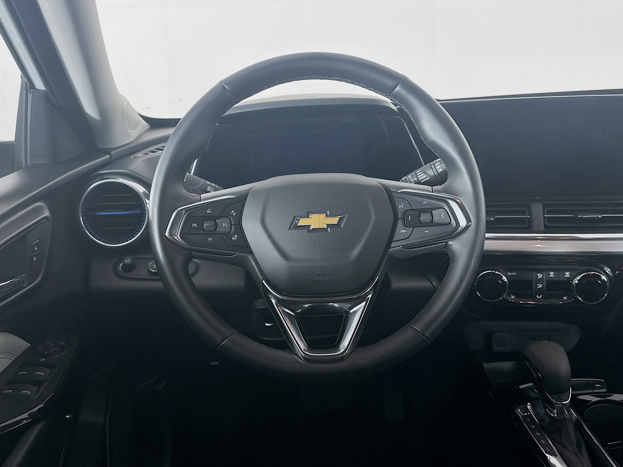 Used 2025 Chevrolet Trax LT w/ LT Convenience Package FWD image 17
