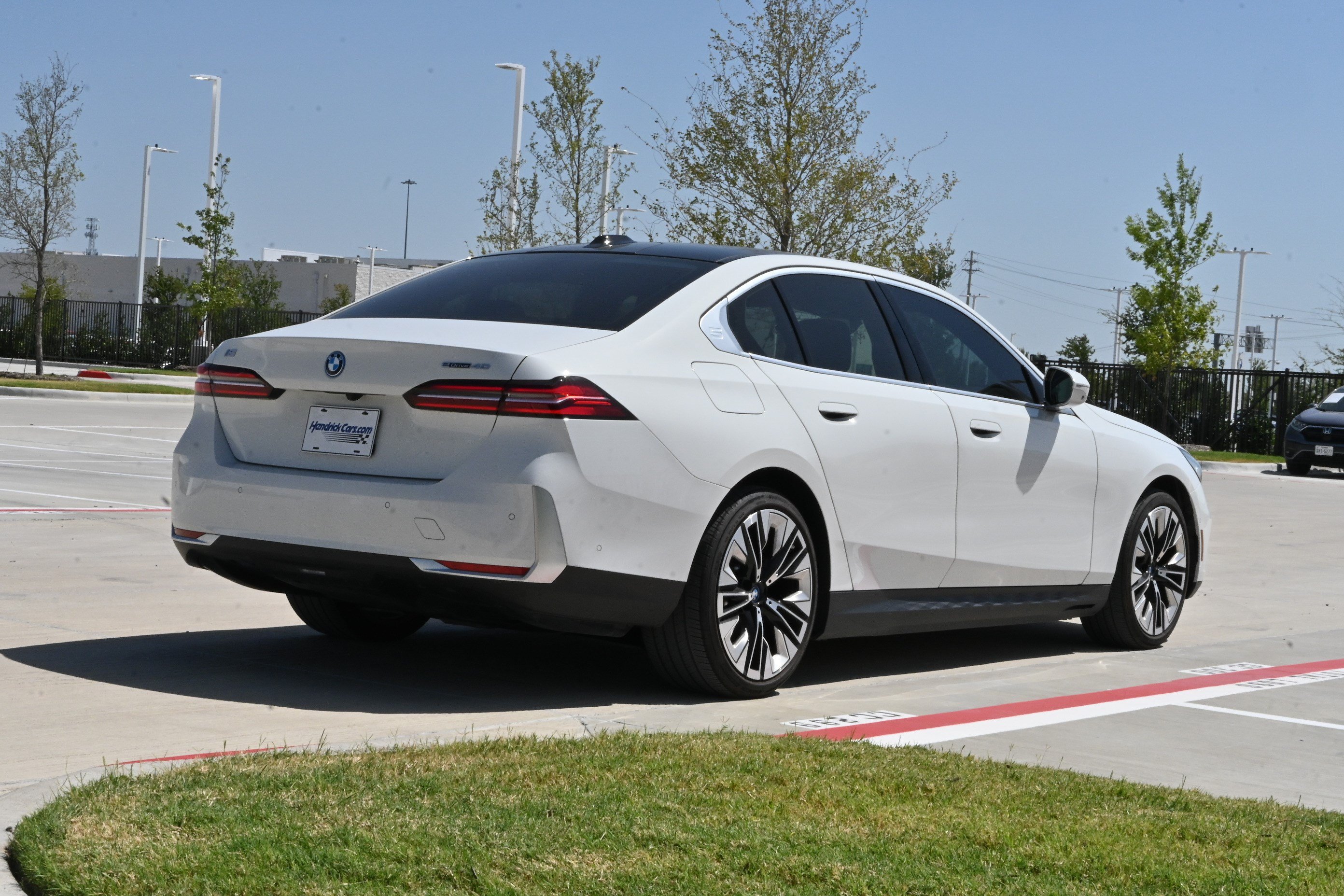 Used 2025 BMW i5 eDrive40i w/ Executive Package RWD image 9