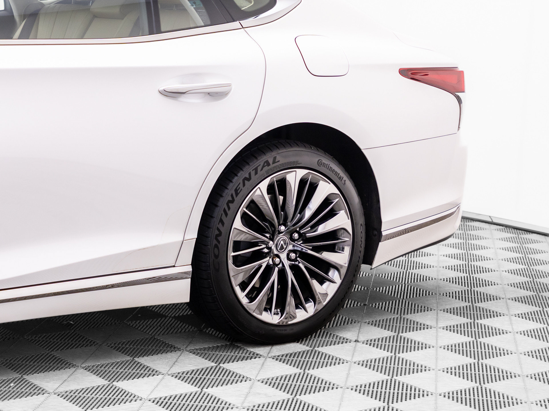 Used 2020 Lexus LS 500 AWD w/ Interior Upgrade Package image 32