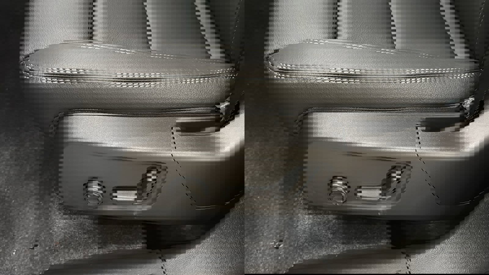 Used 2026 Volvo XC40 B5 Plus w/ Protection Package Premier image 24