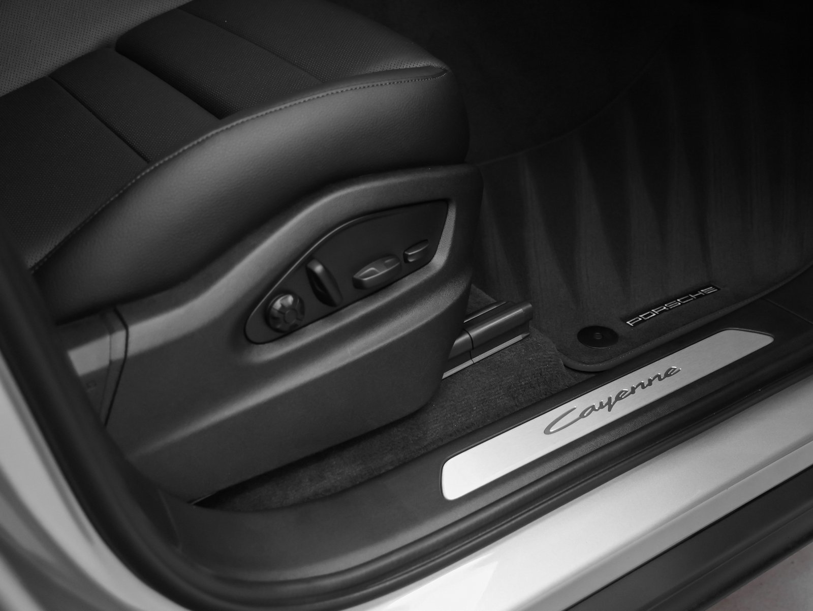 Used 2025 Porsche Cayenne image 18