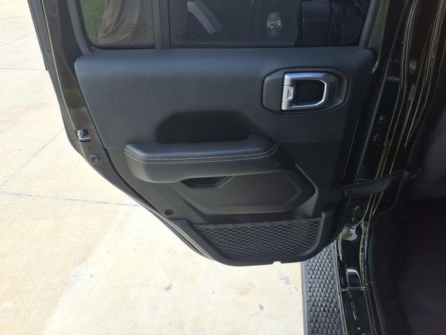 Used 2022 Jeep Wrangler Unlimited Sahara AWD/4WD image 15