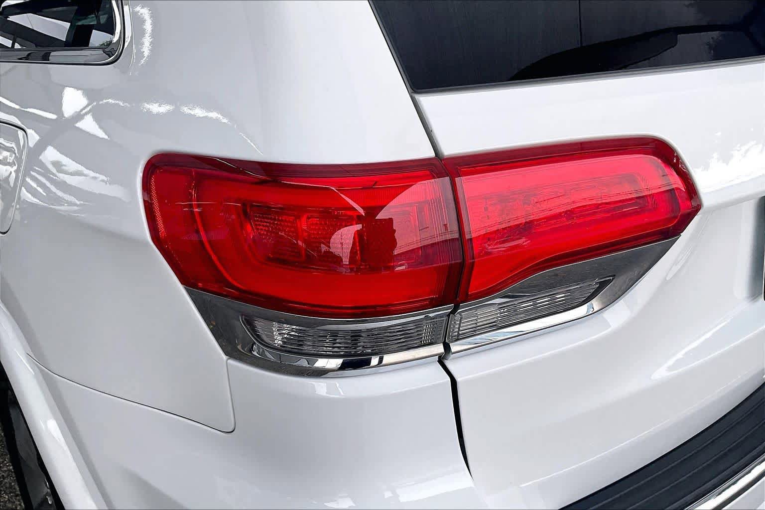 Used 2015 Jeep Grand Cherokee Overland RWD image 28