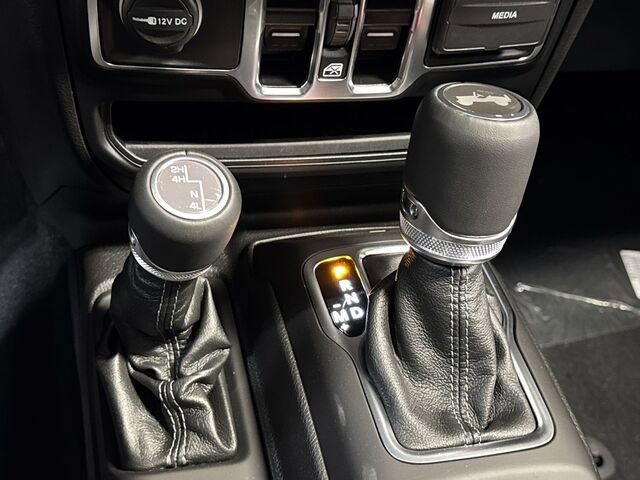 New 2024 Jeep Wrangler Sahara w/ Technology Group AWD/4WD image 14