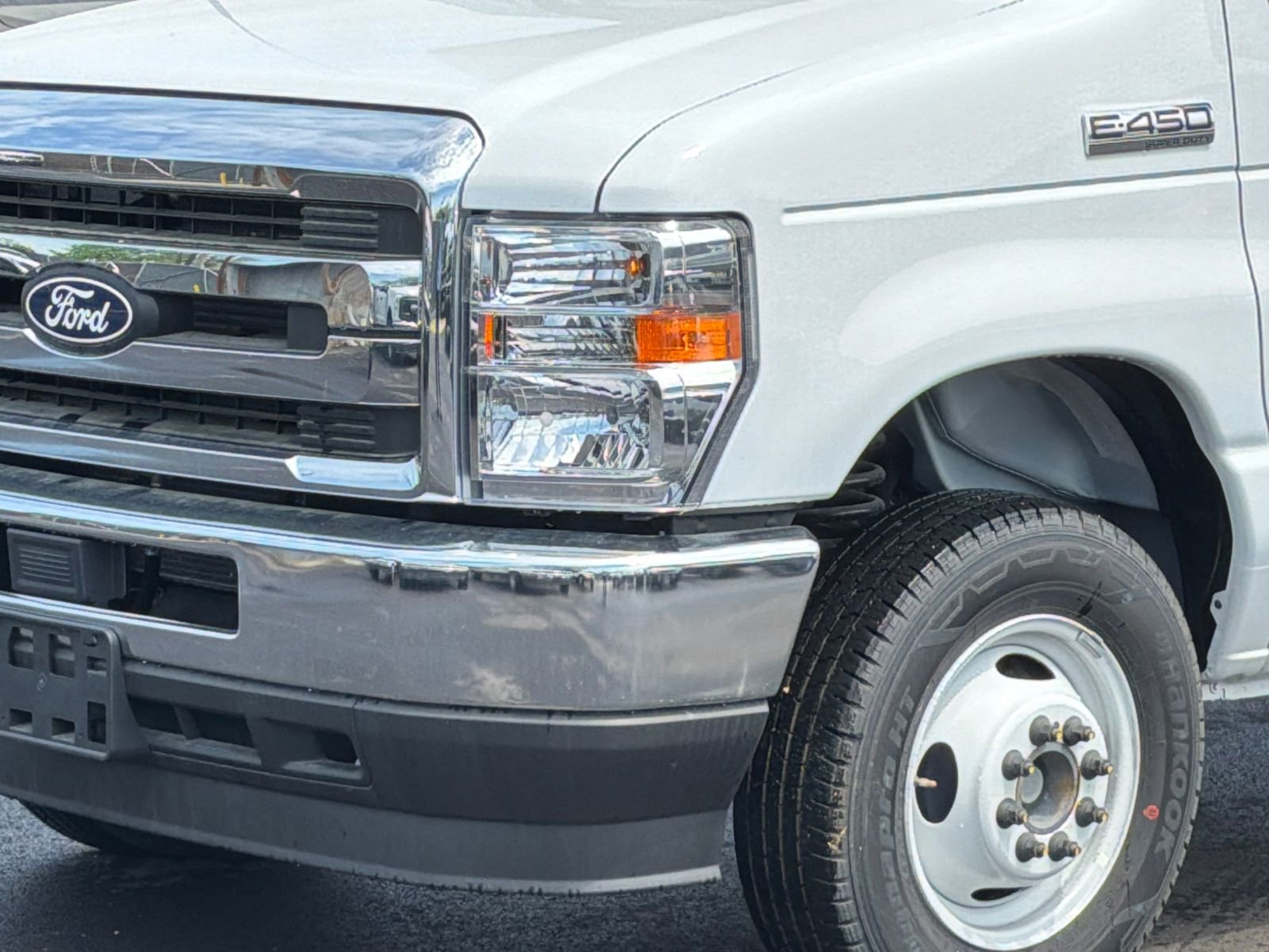 New 2026 Ford E-450 and Econoline 450 Super Duty w/ Driver's Safety Package RWD image 2