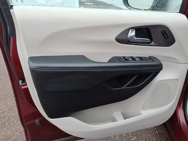 Used 2023 Chrysler Pacifica Touring-L FWD image 10