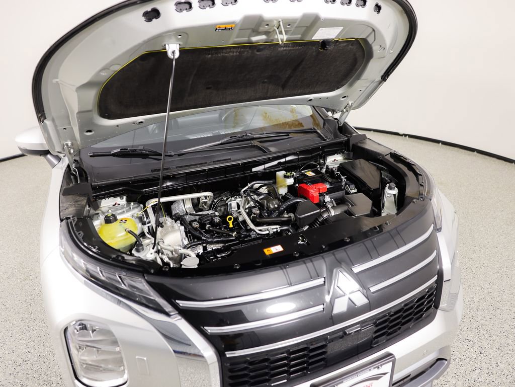 Used 2025 Mitsubishi Outlander SE image 12