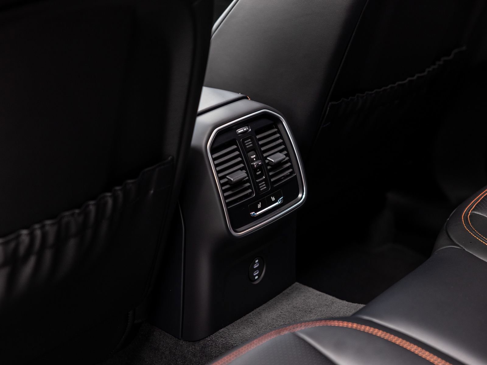 Certified 2025 Porsche Macan AWD/4WD image 47