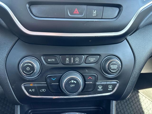 Used 2022 Jeep Cherokee Latitude AWD/4WD image 25