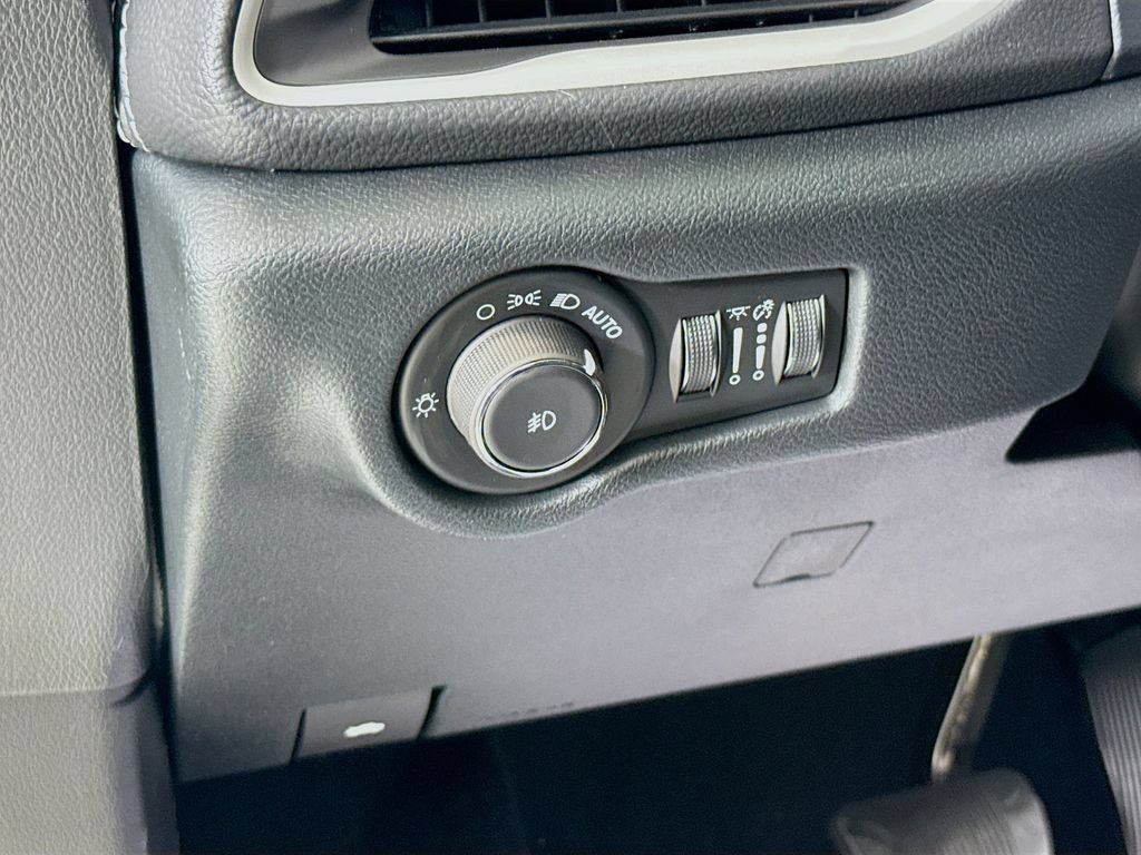 Used 2025 Chrysler Pacifica Select FWD image 10