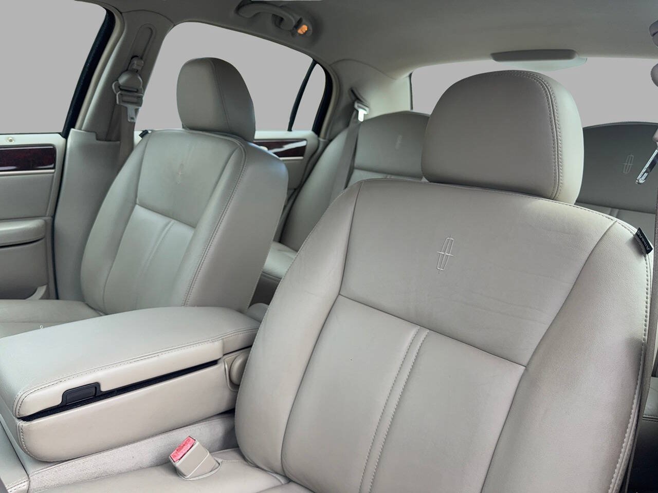 Used 2008 Lincoln Town Car Signature Limited RWD image 21