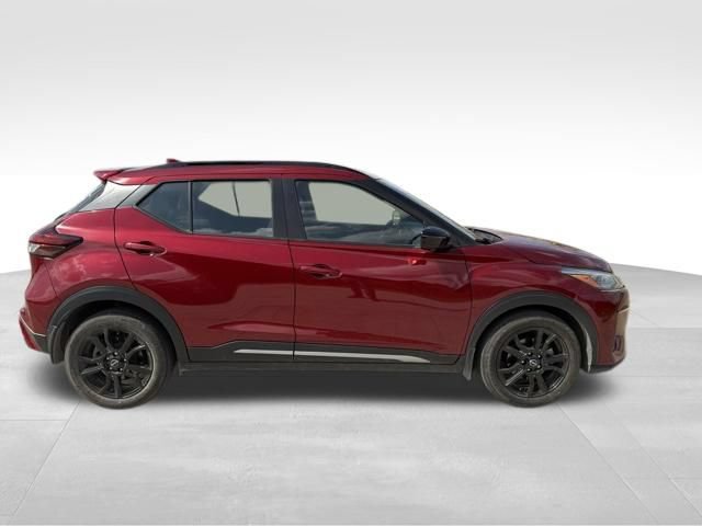 Used 2022 Nissan Kicks SR w/ Premium Package FWD image 2
