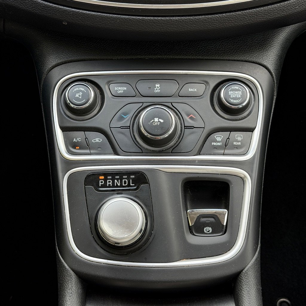 Used 2015 Chrysler 200 Limited image 36