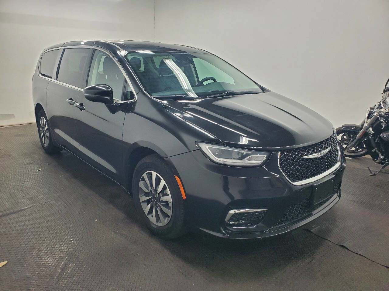 Used 2023 Chrysler Pacifica Touring-L image 3