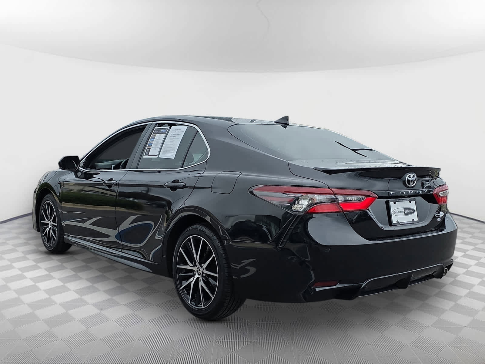 Used 2021 Toyota Camry SE image 4