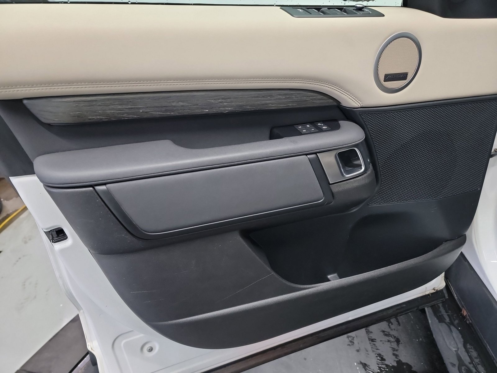 Used 2019 Land Rover Discovery HSE AWD/4WD image 13