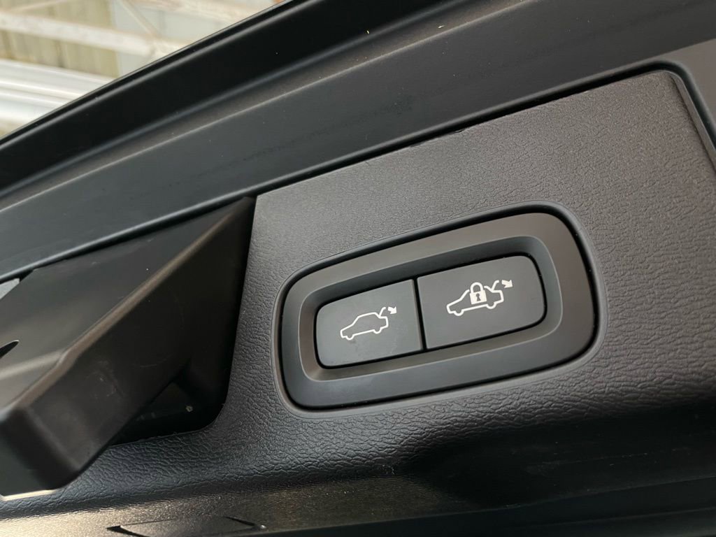 Used 2018 Volvo XC60 T6 R-Design w/ Convenience Package image 26