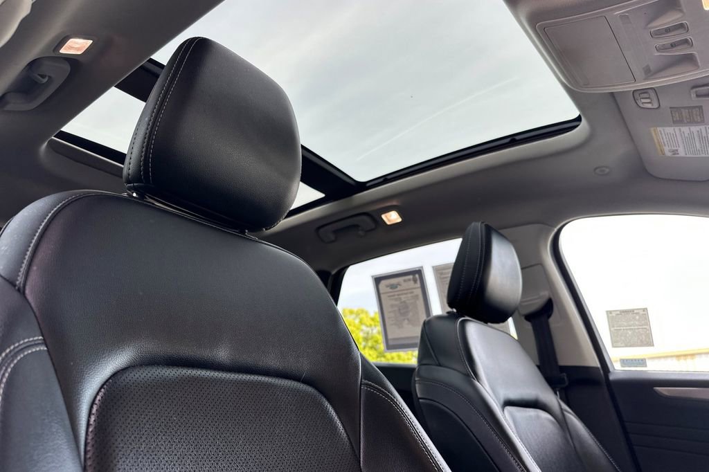 Used 2021 Ford Escape Titanium image 14