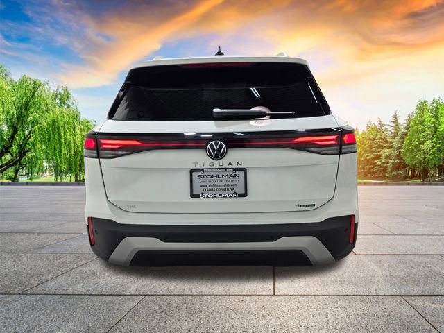 Certified 2025 Volkswagen Tiguan SE image 5
