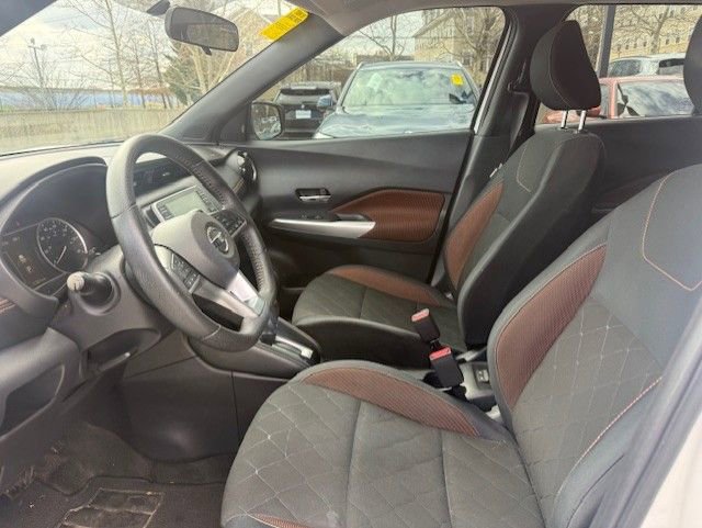 Used 2018 Nissan Kicks SR image 3