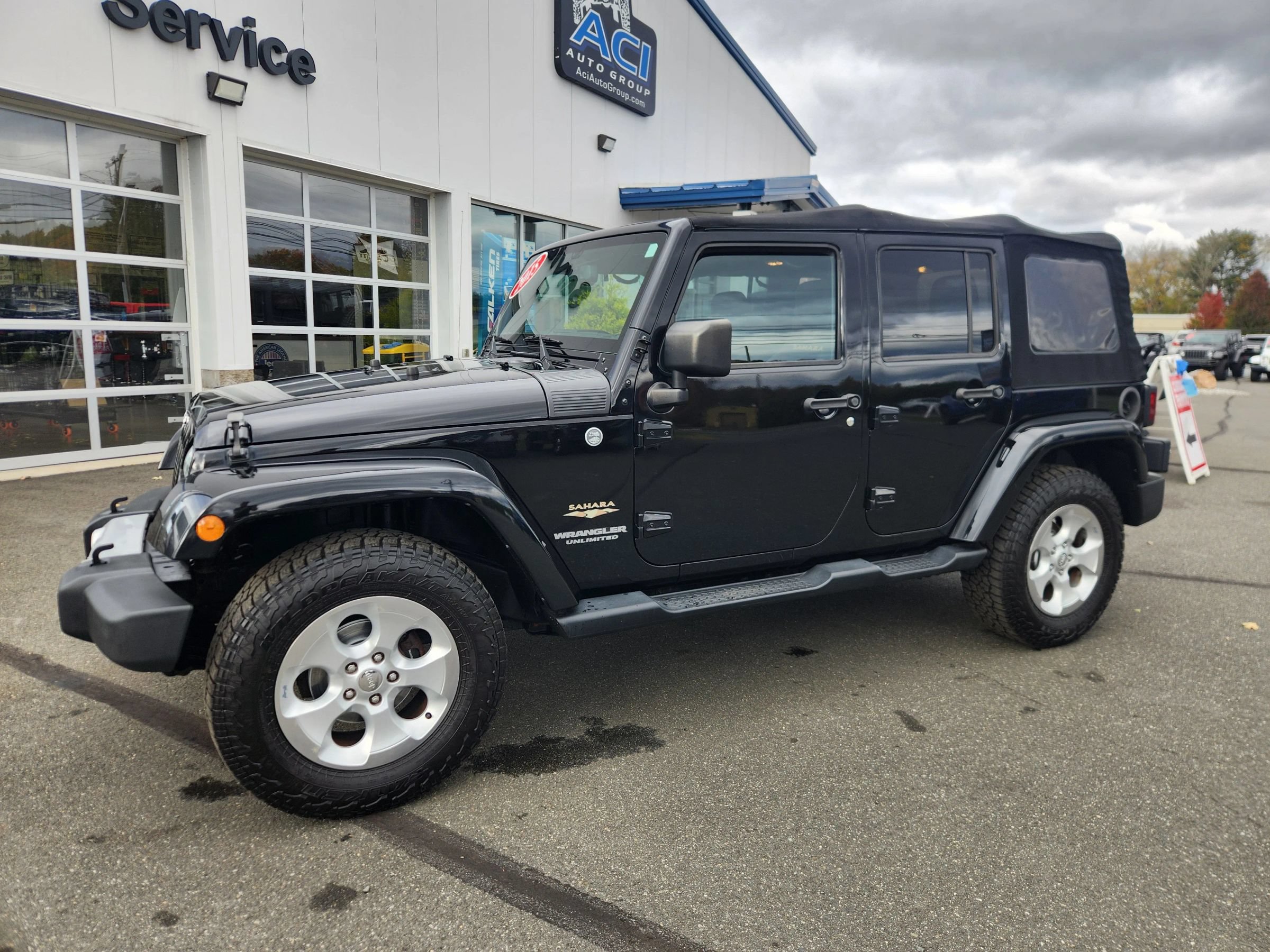 Used 2015 Jeep Wrangler Unlimited Sahara w/ Connectivity Group AWD/4WD image 7