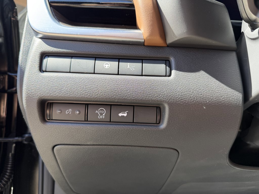 Used 2025 Nissan Rogue Platinum w/ Tech Package image 29