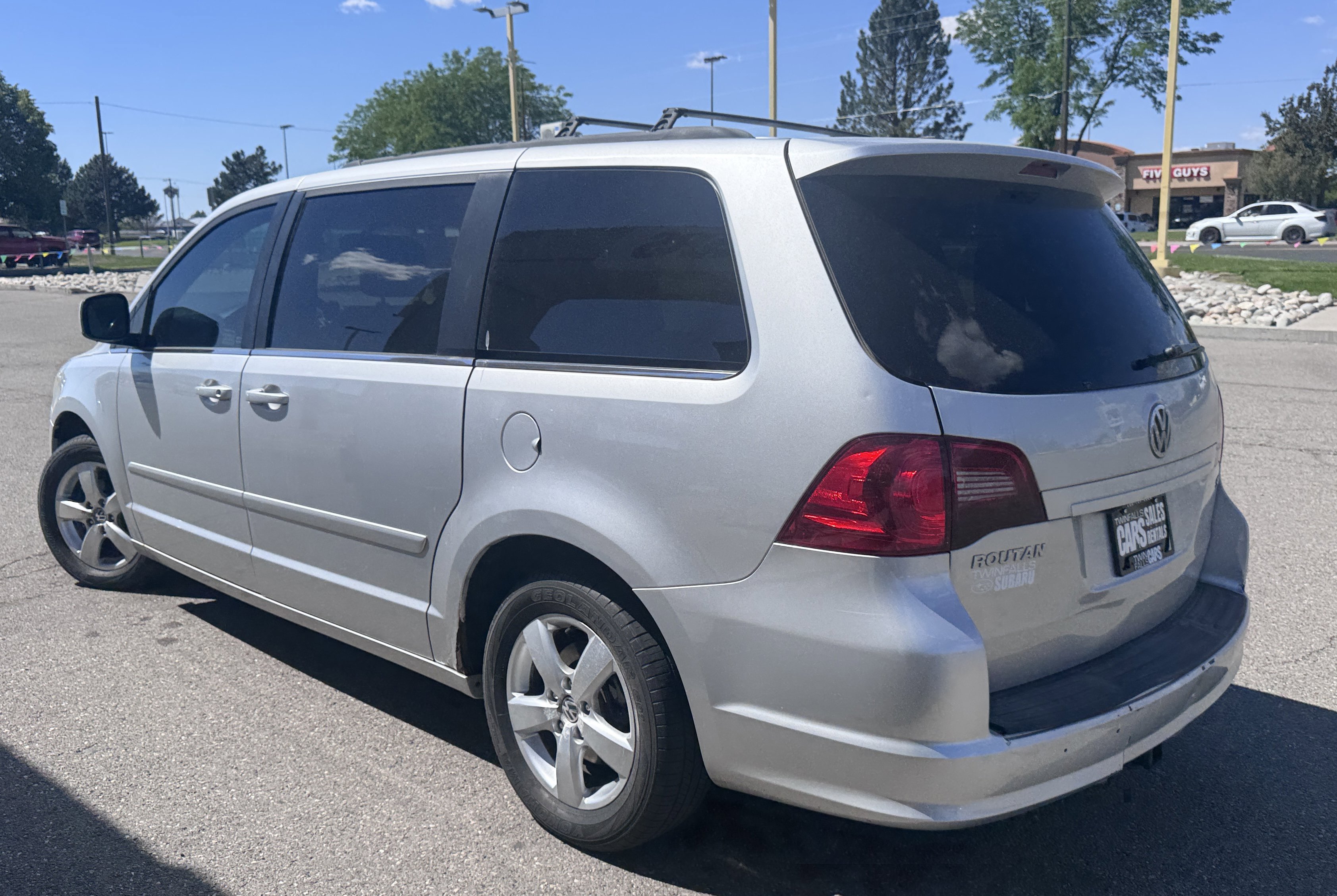 Used 2011 Volkswagen Routan SEL FWD image 6