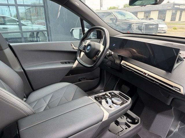 Used 2024 BMW iX xDrive50 w/ Sport Package AWD/4WD image 13