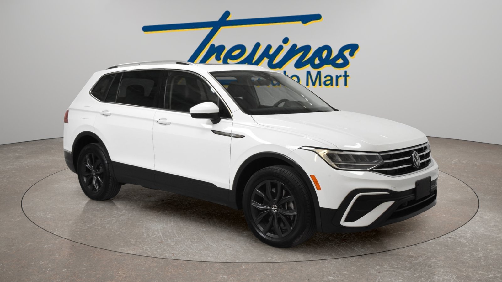 Used 2024 Volkswagen Tiguan SE FWD image 1
