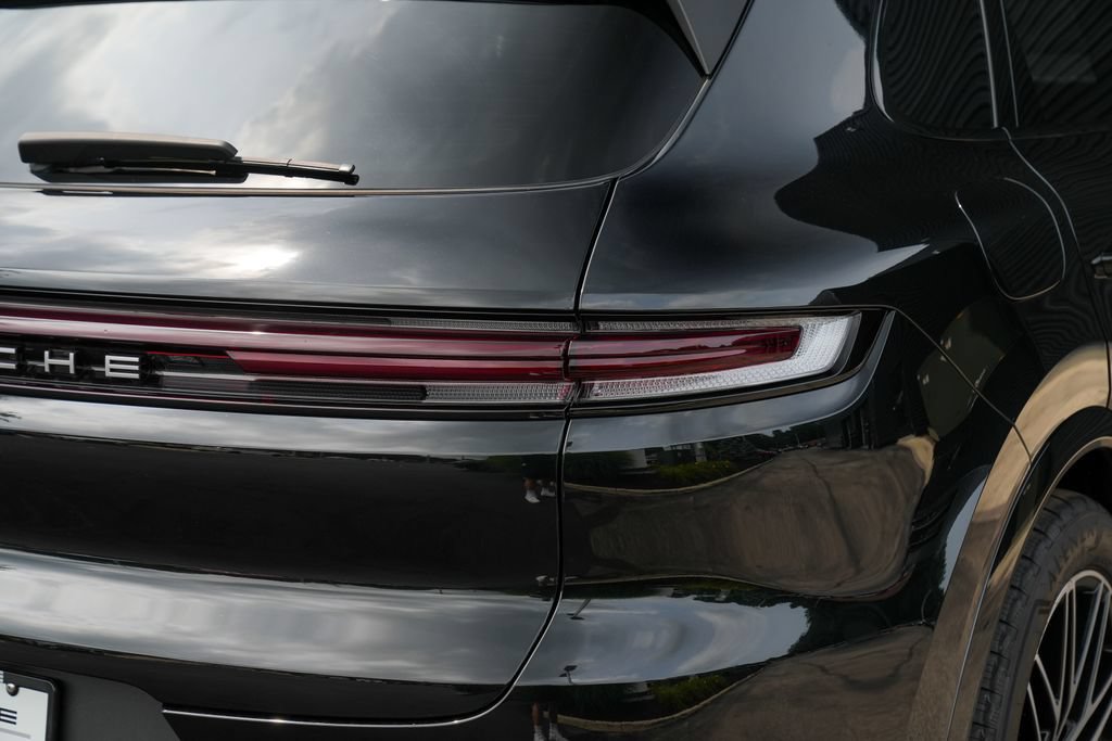 Certified 2025 Porsche Cayenne E-Hybrid AWD/4WD image 16