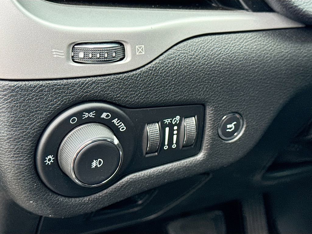 Used 2017 Jeep Cherokee Trailhawk w/ Comfort/Convenience Group image 11