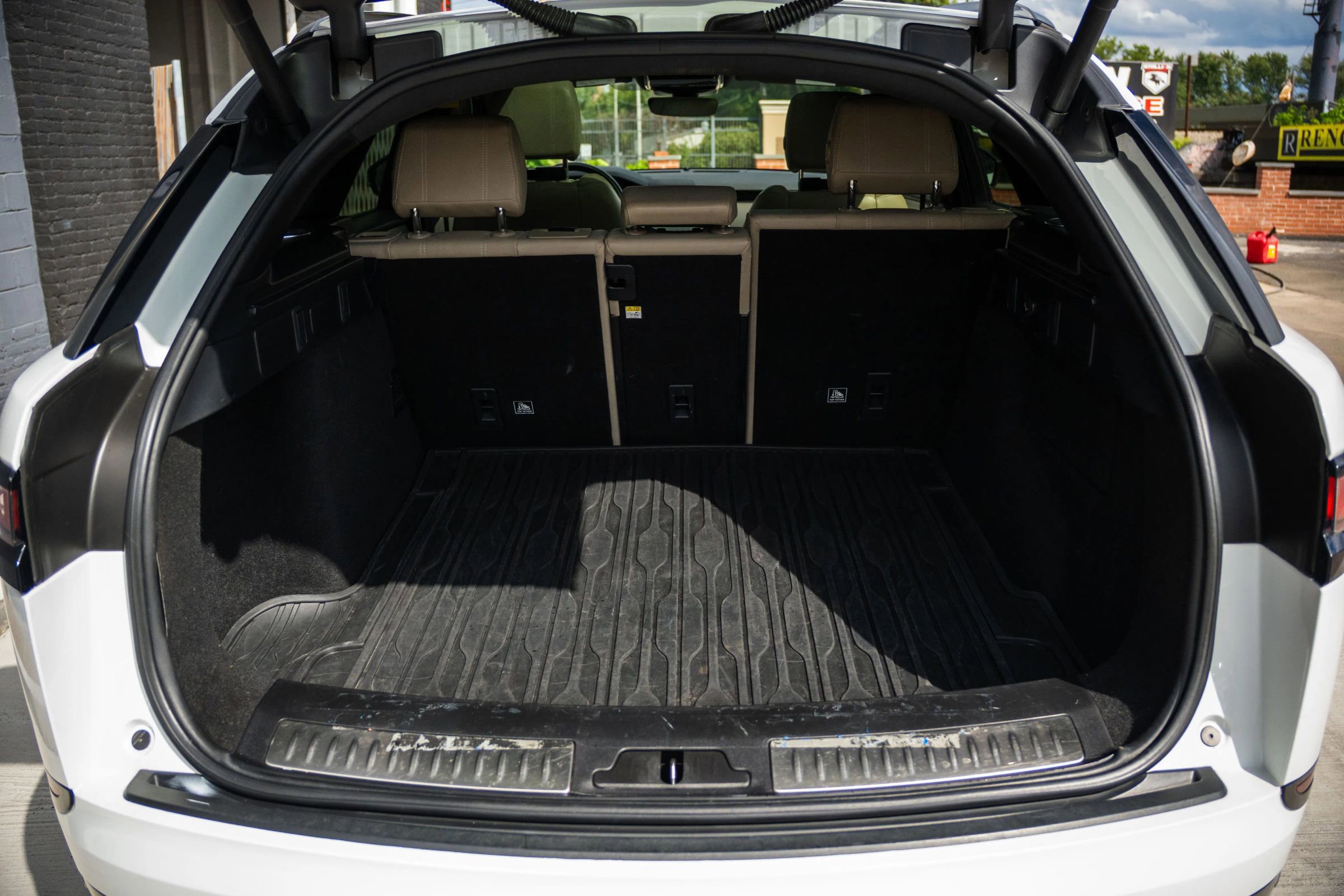 Used 2019 Land Rover Range Rover Velar R-Dynamic SE image 27