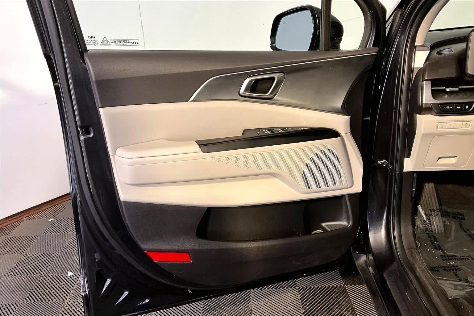 Used 2023 Kia Carnival LX FWD image 22