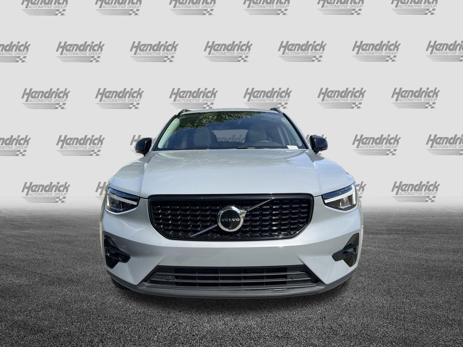 Used 2024 Volvo XC40 B5 Plus w/ Protection Package Premier AWD/4WD image 3