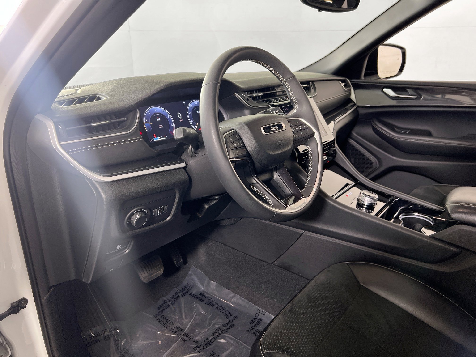 Used 2023 Jeep Grand Cherokee Altitude image 9