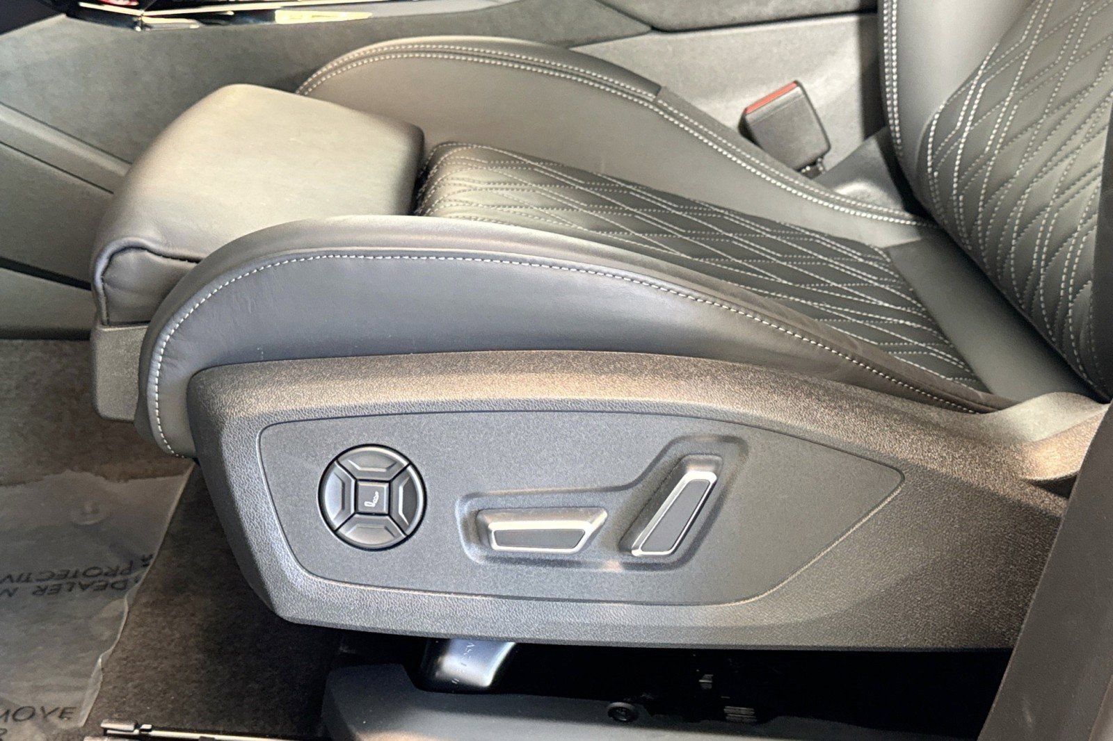 Used 2025 Audi SQ6 e-tron Prestige AWD/4WD image 17