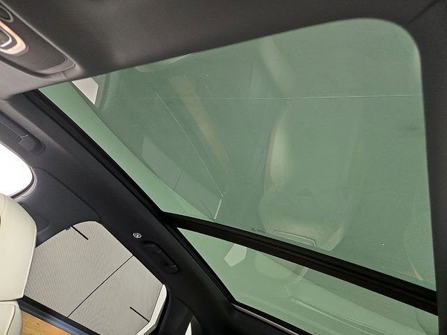 Used 2023 Bentley Bentayga Plug-In Hybrid image 15