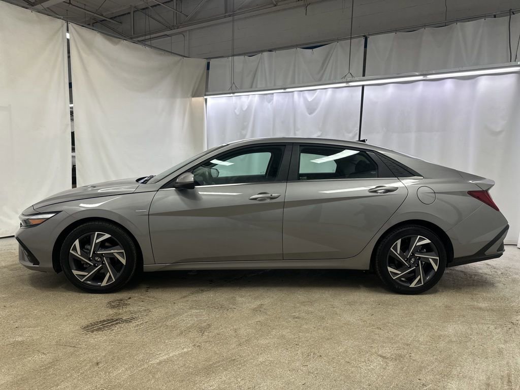 Used 2025 Hyundai Elantra SEL image 2