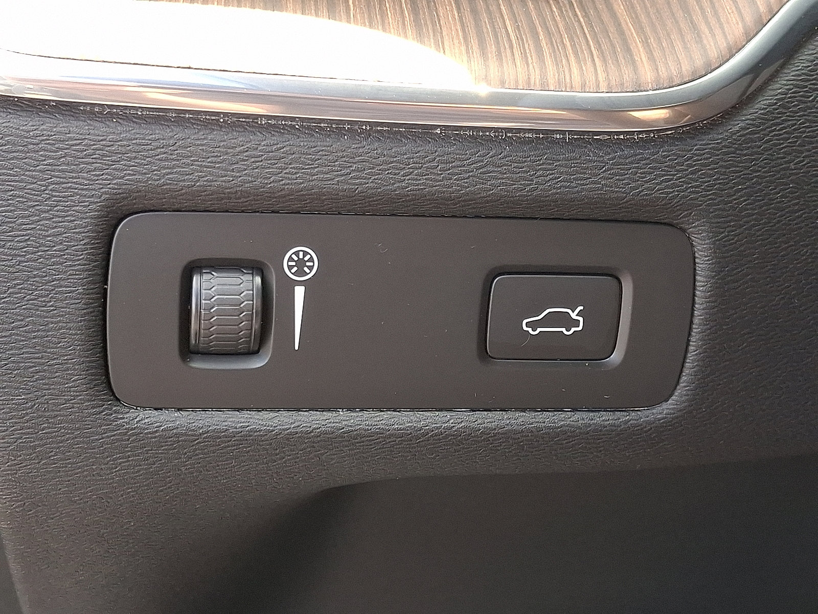 Certified 2022 Volvo XC60 B5 Momentum w/ Climate Package image 25