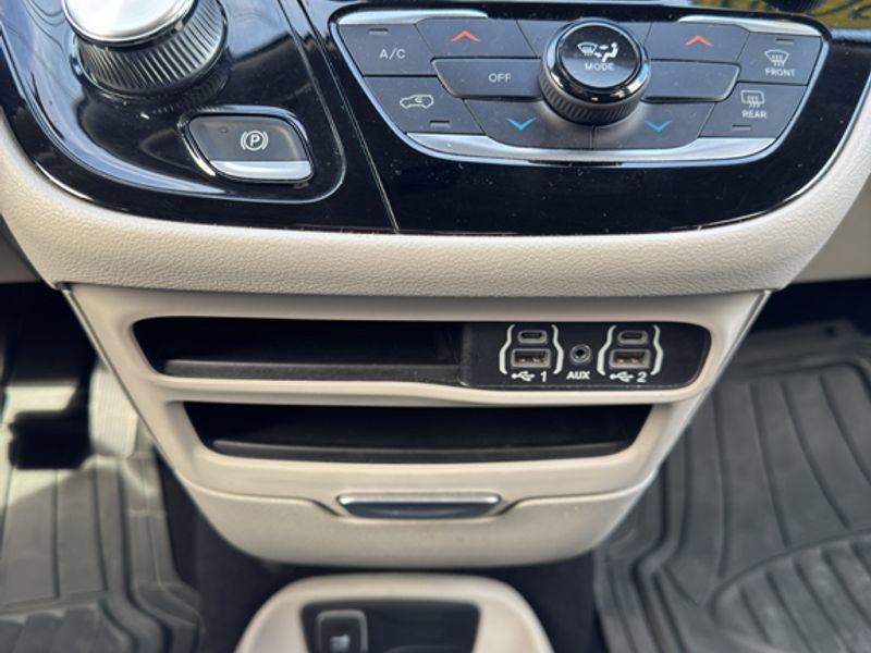 Used 2022 Chrysler Voyager LX image 23
