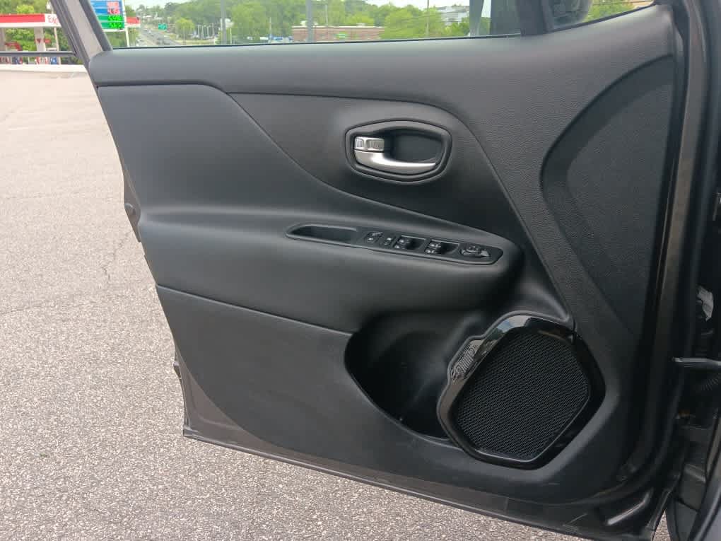 Used 2016 Jeep Renegade Latitude AWD/4WD image 27