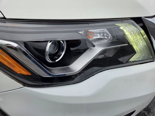 Used 2018 Nissan Pathfinder SV AWD/4WD image 21